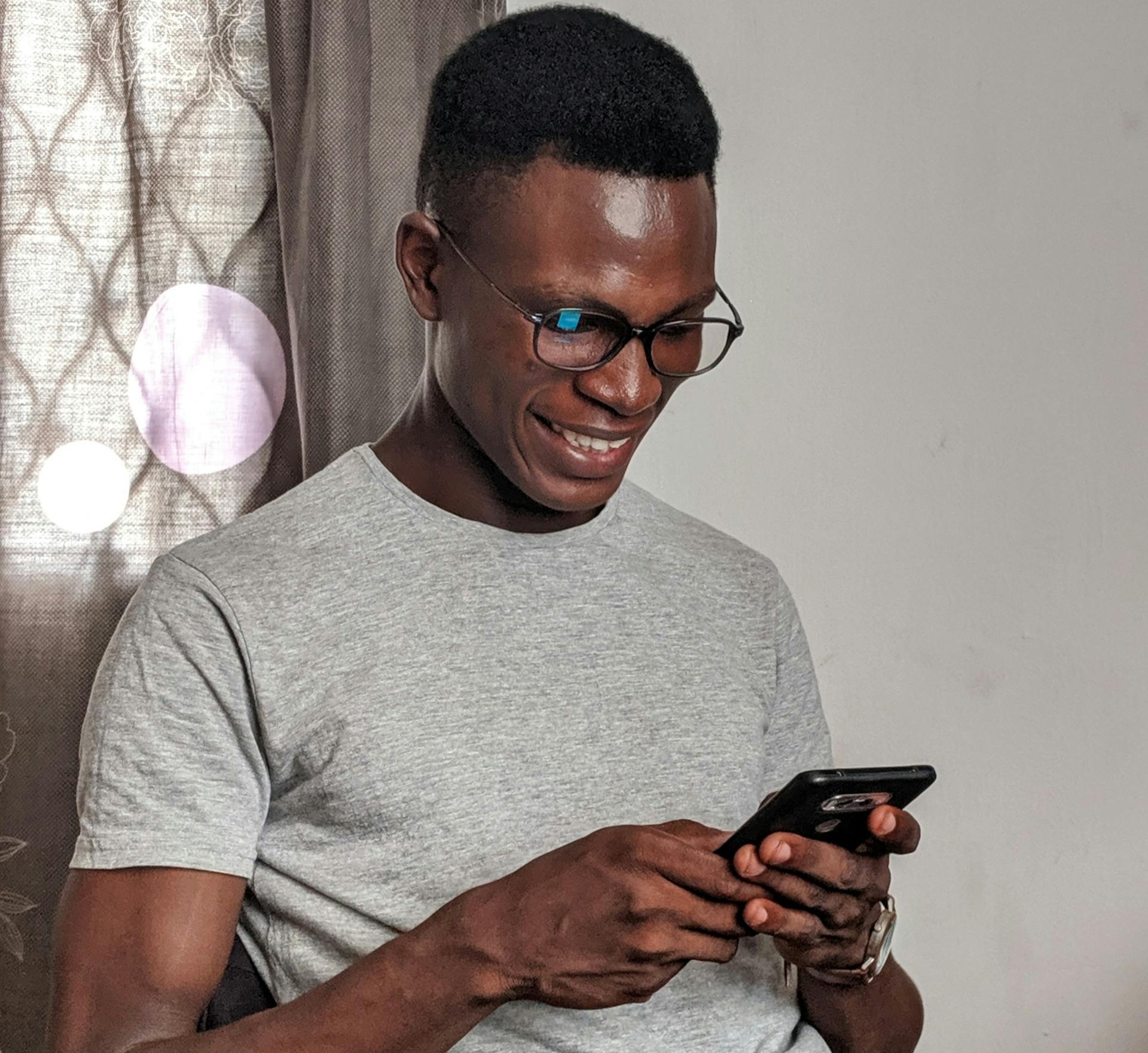 Home sol·licitant minicredit al mobil