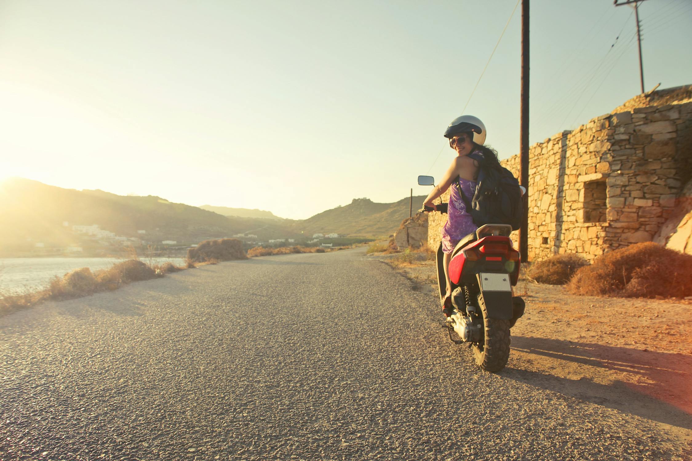 Joven en moto viajando