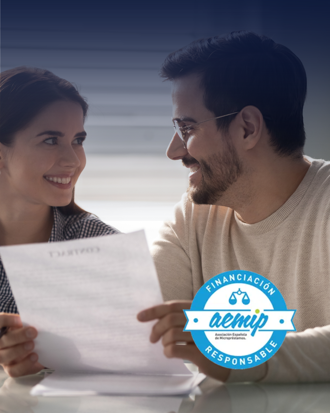Pareja revisando contrato