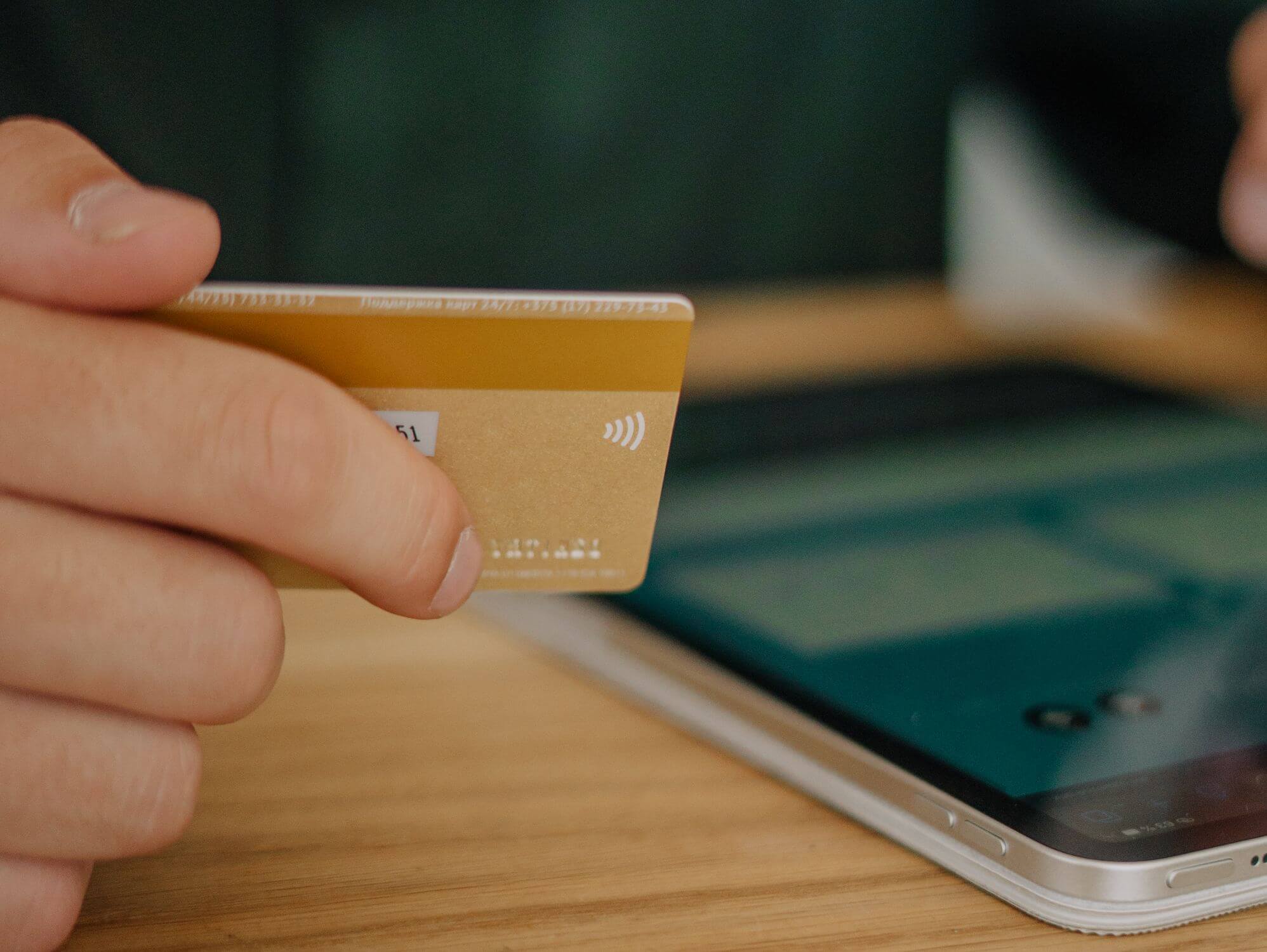 Persona amb targeta en pagament digital