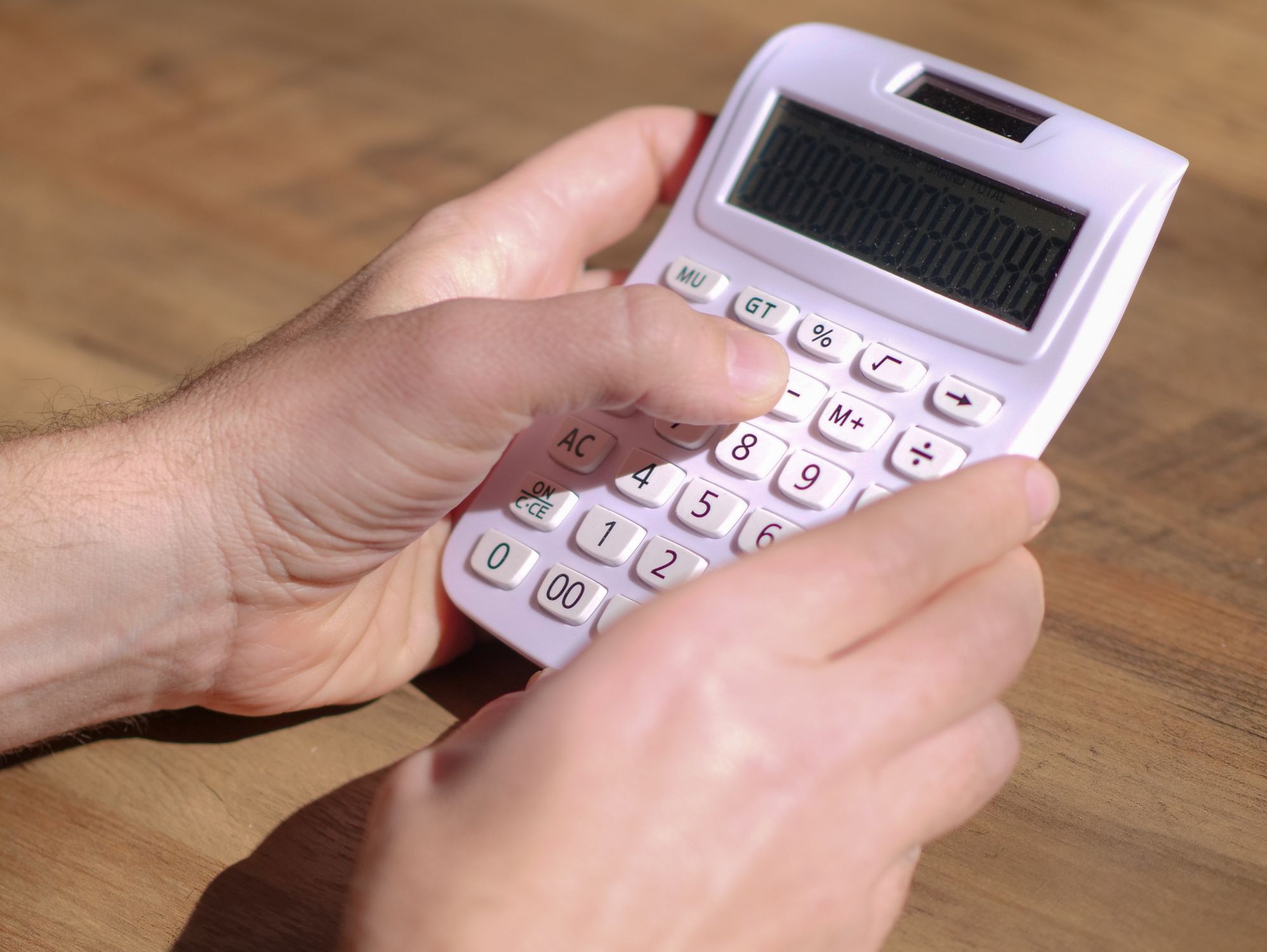 mans amb calculadora calculant préstec